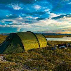 Mehrtagestour mit unserem Hilleberg-Zelt im Jämtlandsfjäll. Hier an den Quellseen Galålokarna.